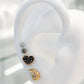 Arete tipo broquel de gota con textura martillada en relieve en oro 10k