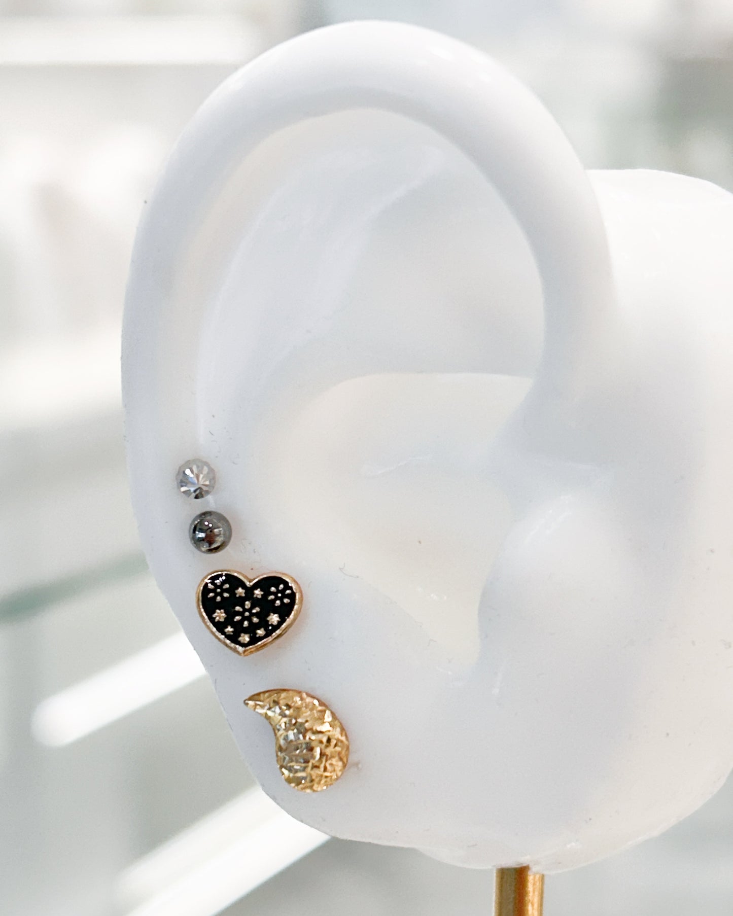 Arete tipo broquel de gota con textura martillada en relieve en oro 10k