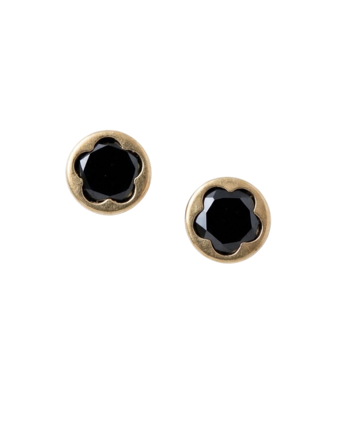 Arete tipo broquel circular con silueta de flor y fondo negro en oro 10k