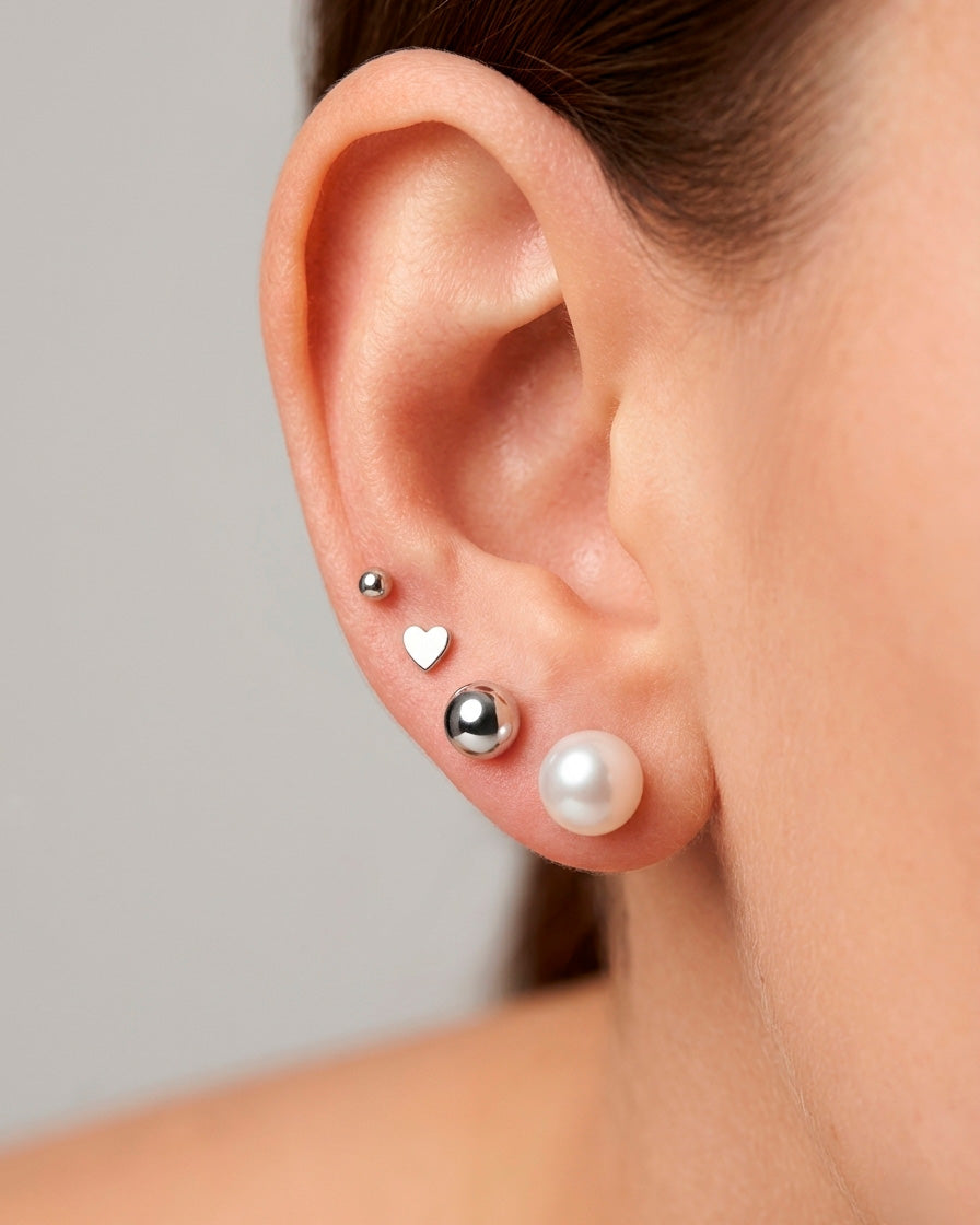 Arete tipo broquel de perla clásica con silueta esférica y brillo nacarado en oro 10k