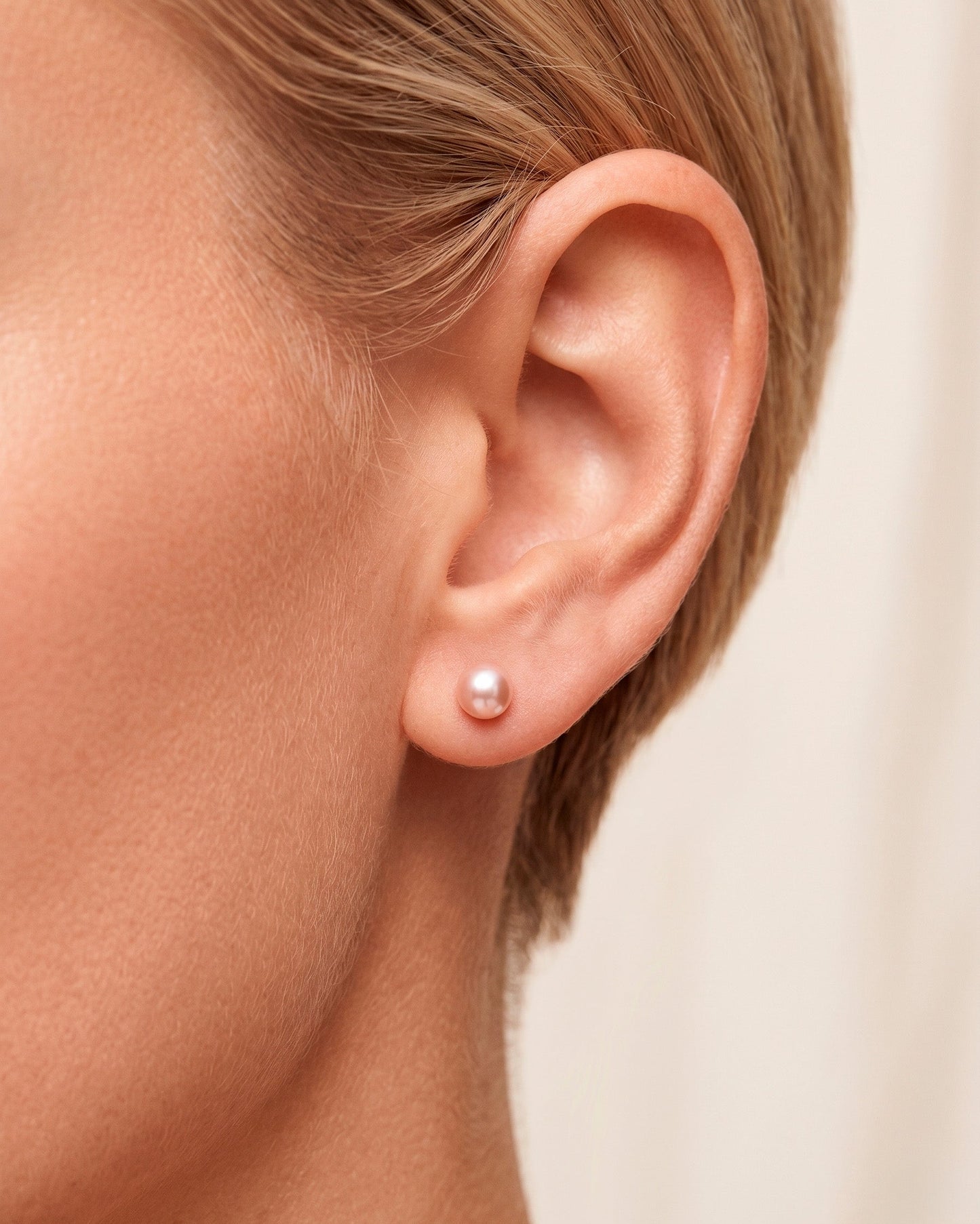 Arete tipo broquel de perla rosada con brillo satinado en oro 10k