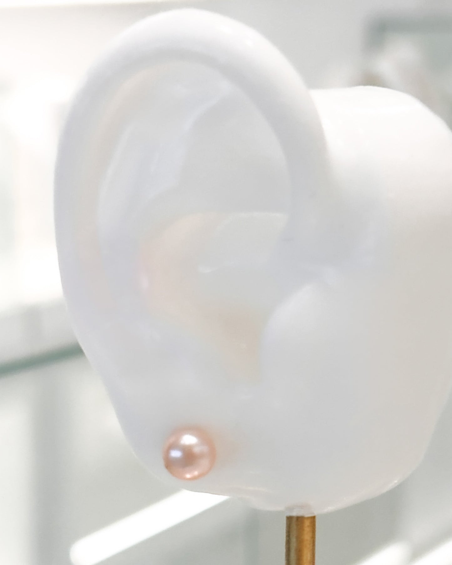 Arete tipo broquel de perla rosada con brillo satinado en oro 10k