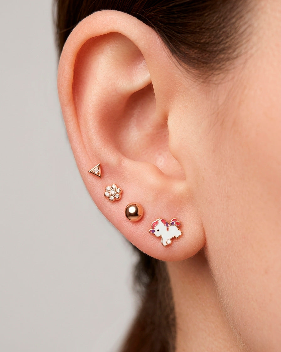 Arete tipo broquel de flor miniatura con cristales en pavé en oro 10k