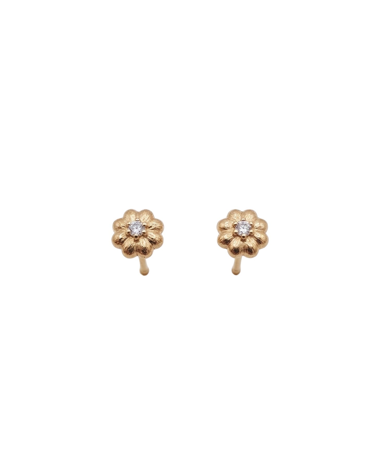 Arete tipo broquel de flor miniatura con cristales en pavé en oro 10k