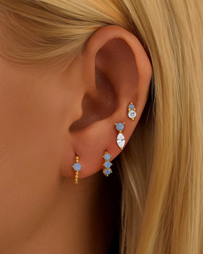 Conjunto de aretes con piedra zirconia en color azul, tipo huggie y studs