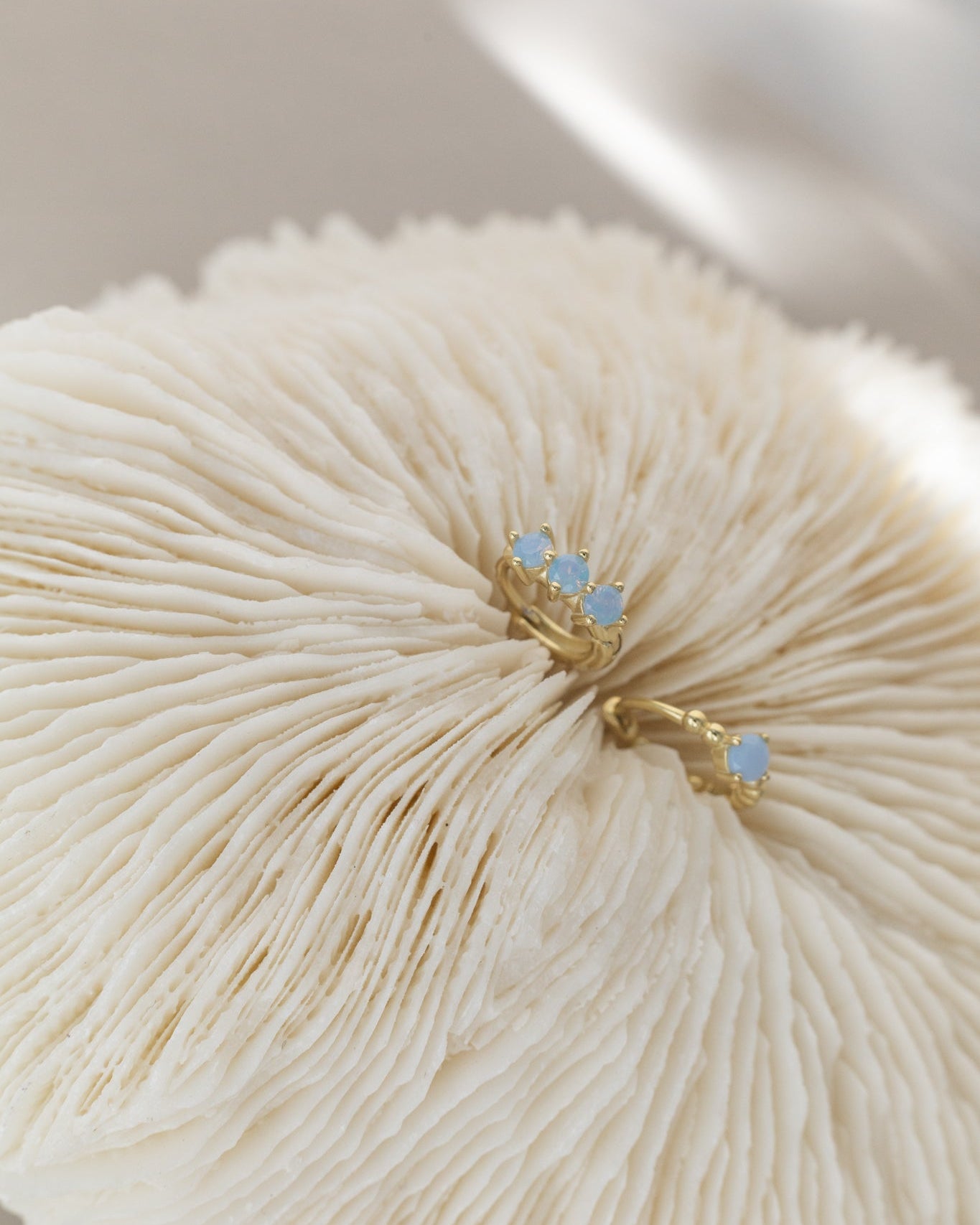 Conjunto de aretes con piedra zirconia en color azul, tipo huggie y studs