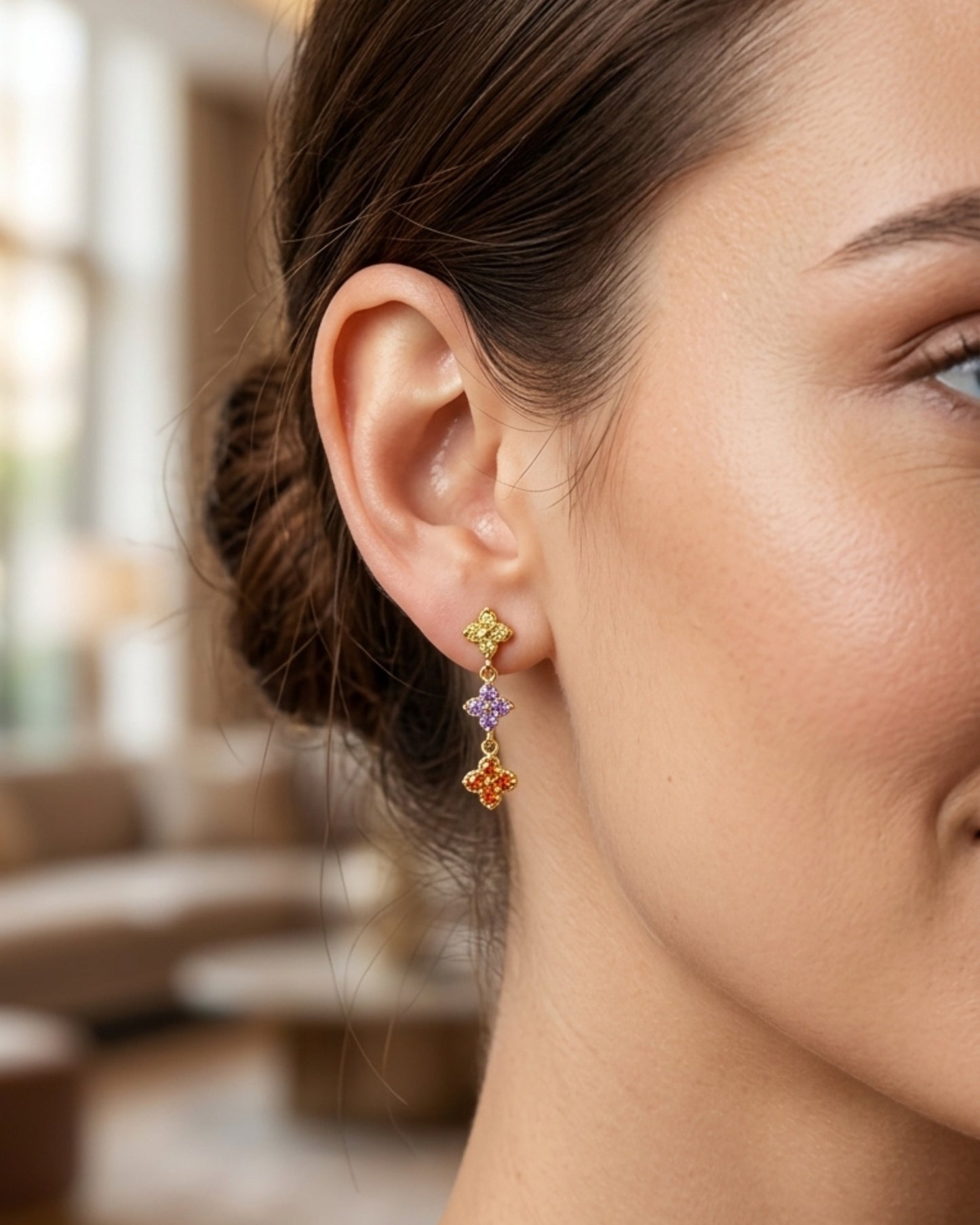 Arete de flores y trébol con piedra circonias en distintos colores