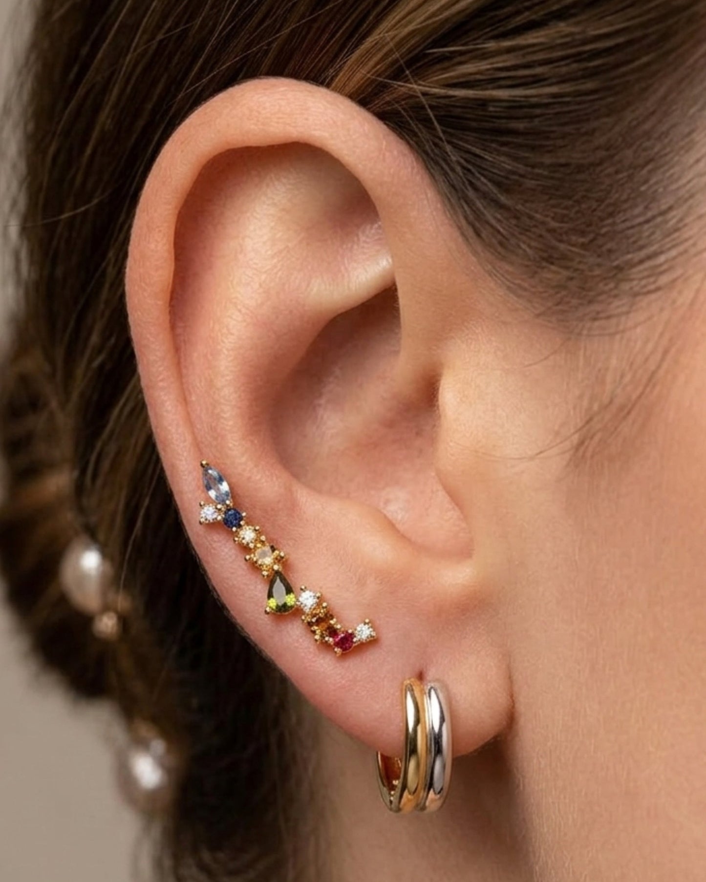 Arete dorado elegante con piedra circonias en distintos colores tipo ear climbers