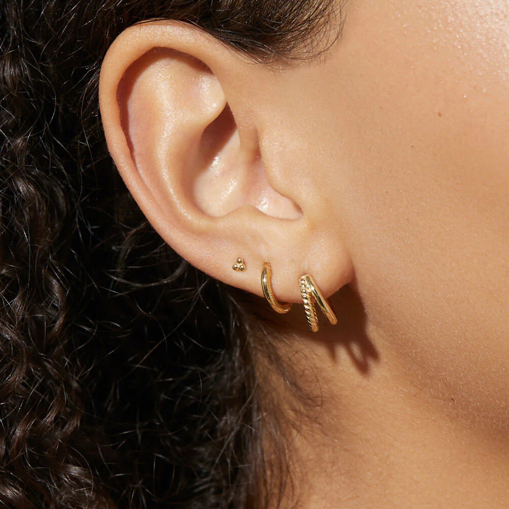 Conjunto de aretes con piedra zirconia en color azul, tipo huggie y studs