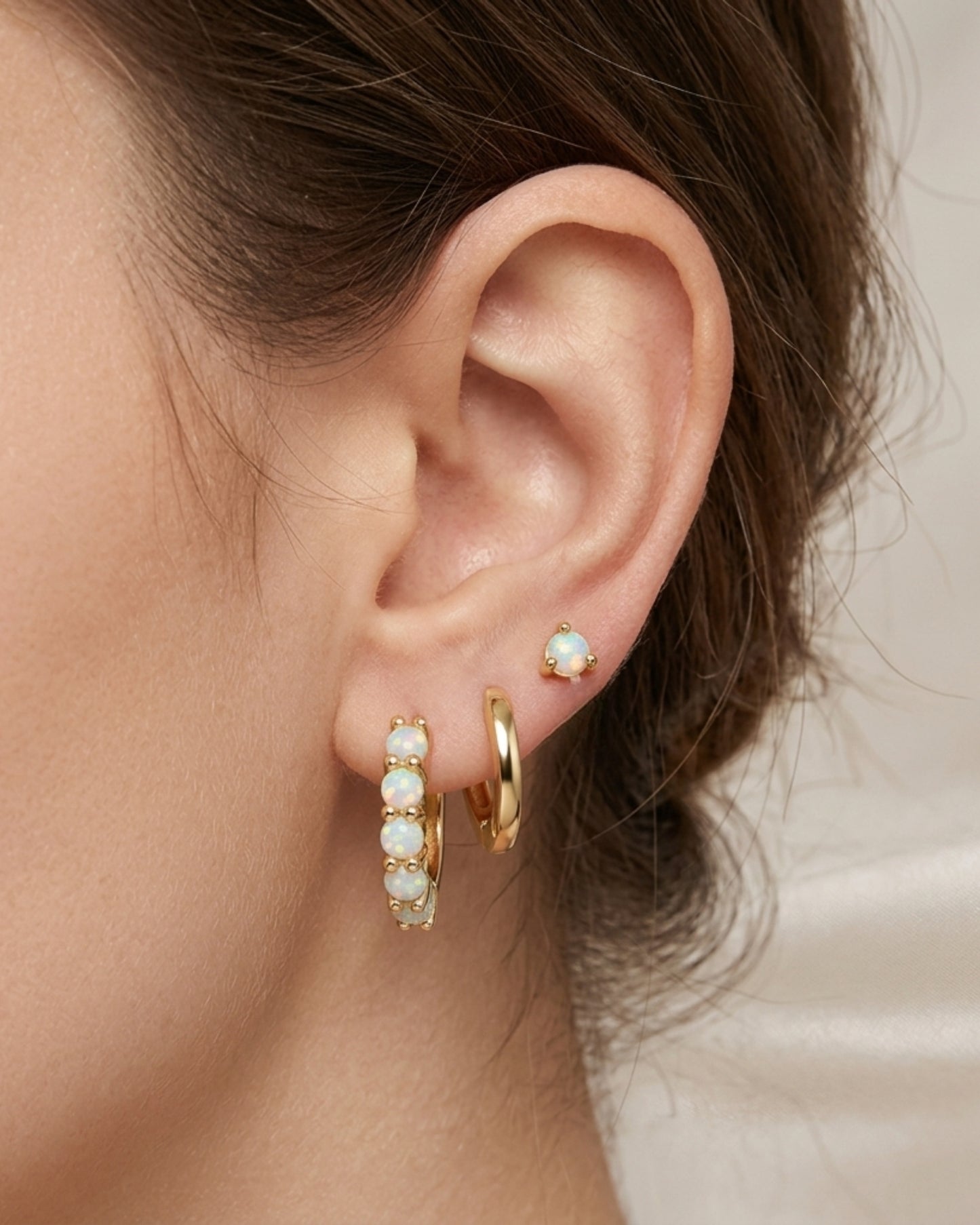 Conjunto de aretes con piedra circonia en color opalo