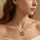 Collar largo dorado con piedras colgantes moradas y verdes