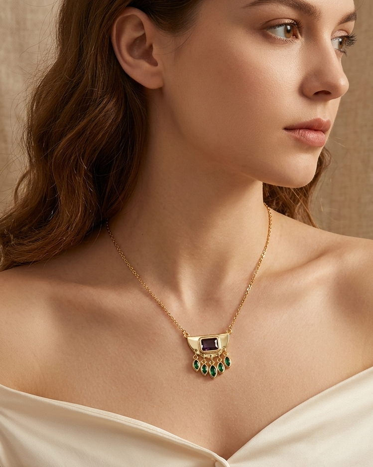 Collar largo dorado con piedras colgantes moradas y verdes