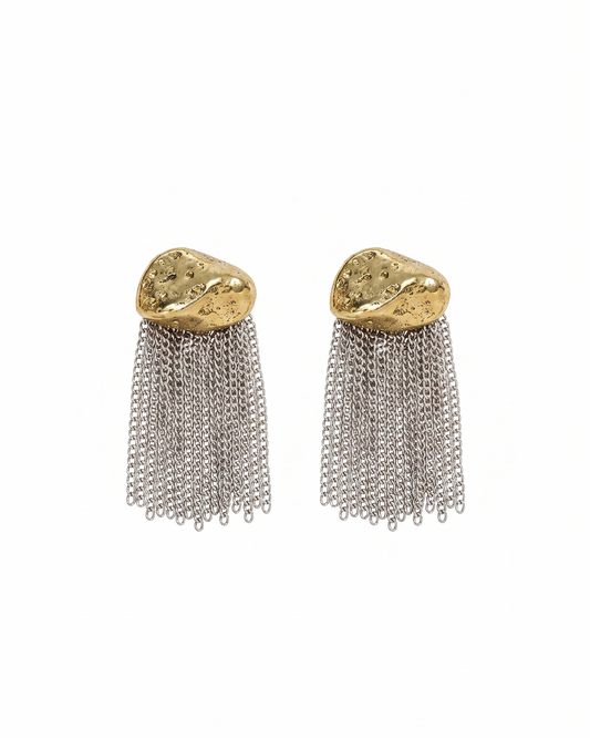 Aretes tipo studs bicolor con textura y flecos de cadena