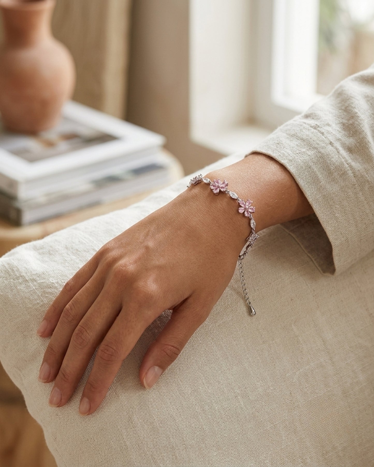 Pulsera Plateada de Flores con Cristales