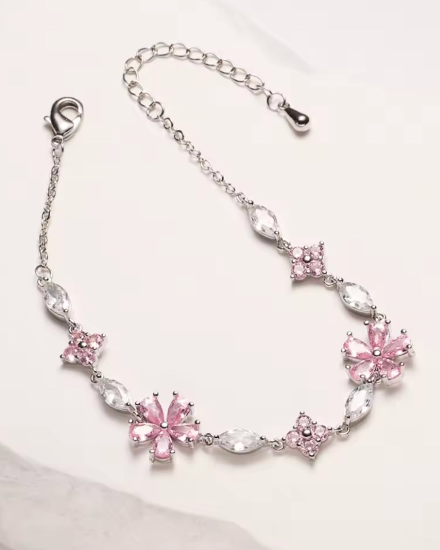 Pulsera Plateada de Flores con Cristales