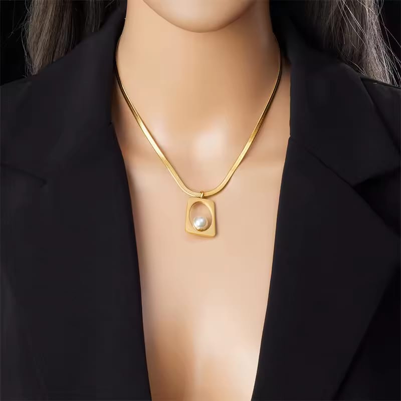 Vittoria Frame Necklace