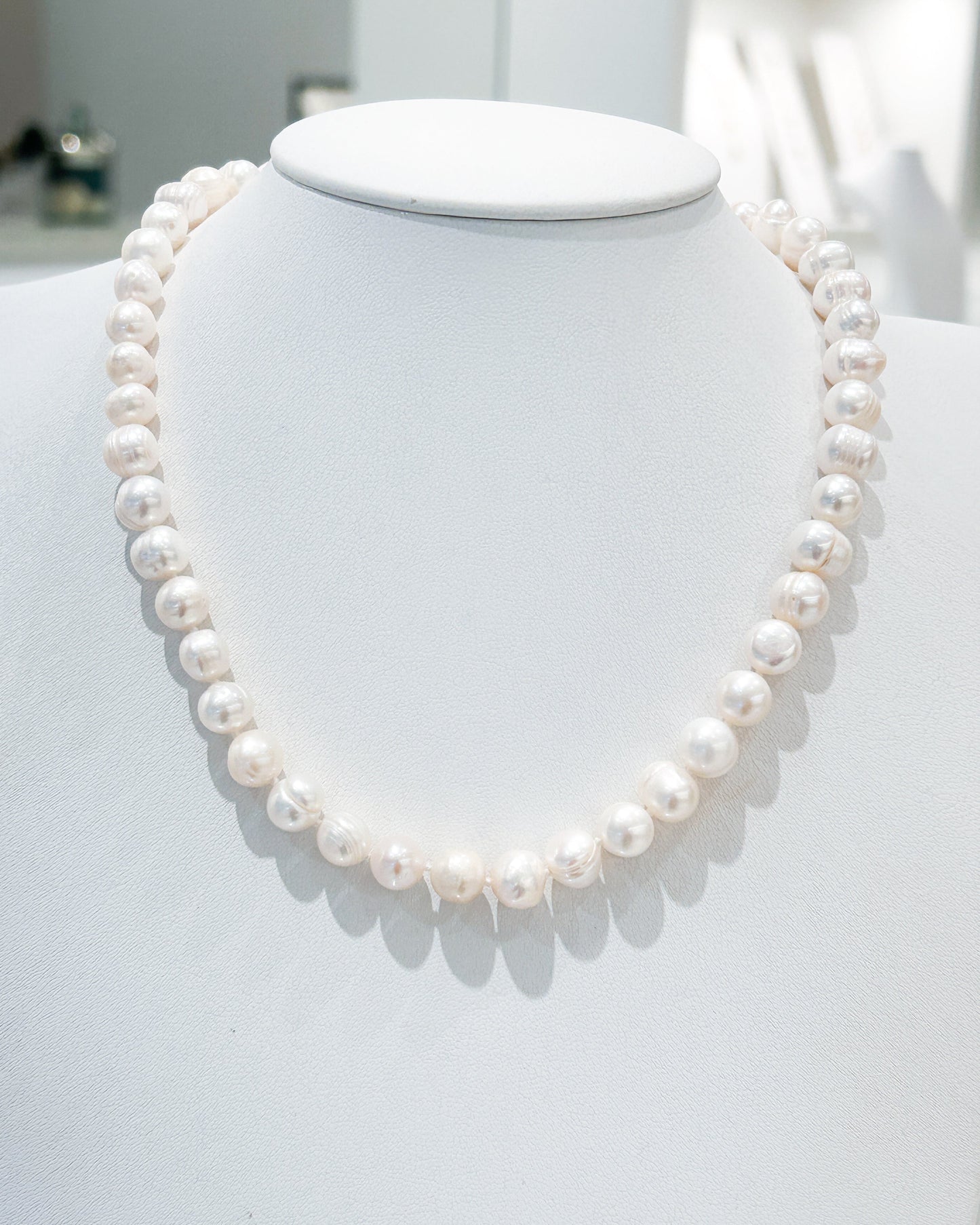Collar de perlas cultivadas con broche de plata