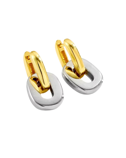 Aretes tipo huggies bicolor dorado y plateado