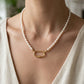 Collar de perlas con dije en dorado