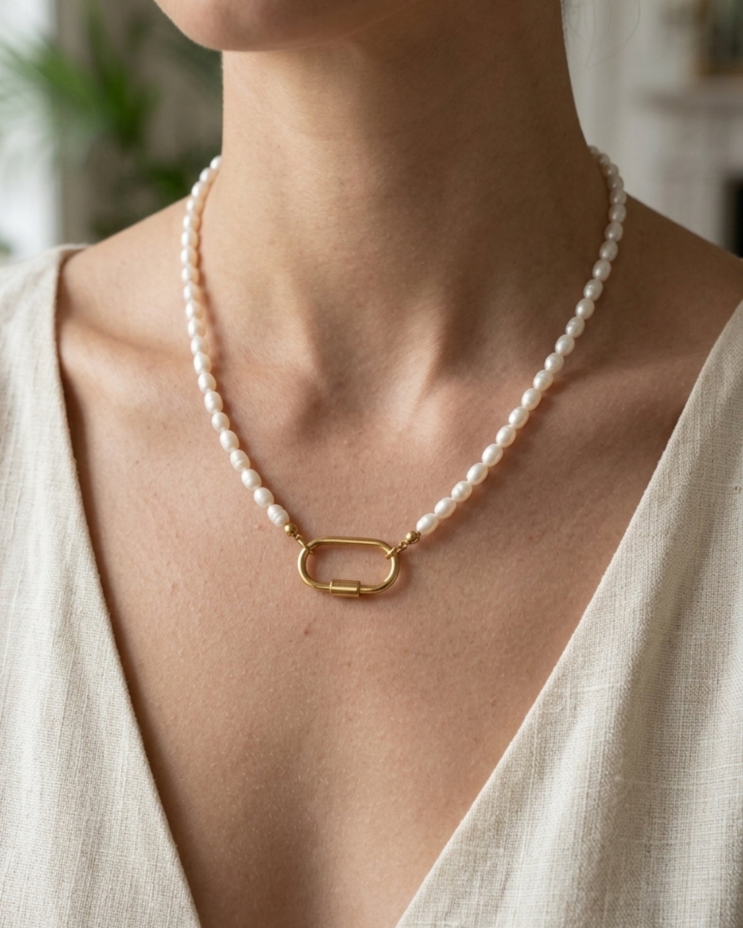 Collar de perlas con dije en dorado
