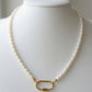 Collar de perlas con dije en dorado