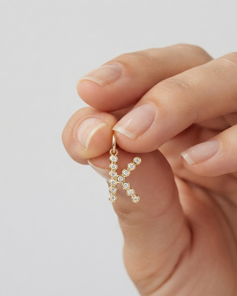 Dije Colgante de Letra "K" con Circonitas en Tono Dorado