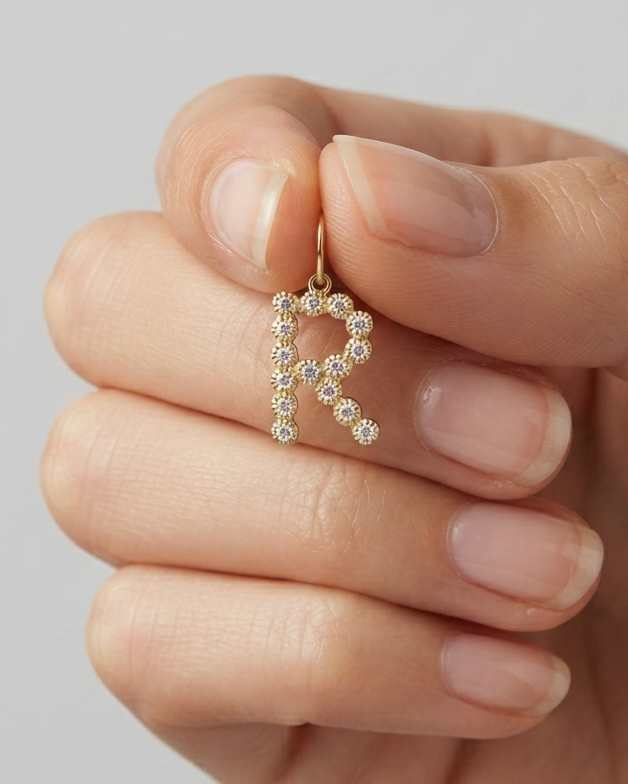 Dije Colgante de Letra "R" con Circonitas en Tono Dorado