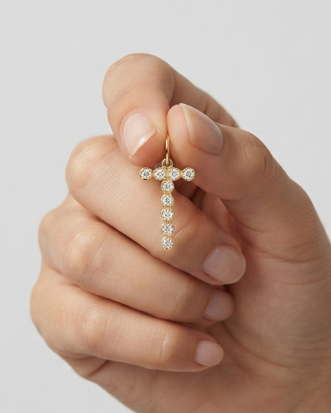 Dije Colgante de Letra "T" con Circonitas en Tono Dorado