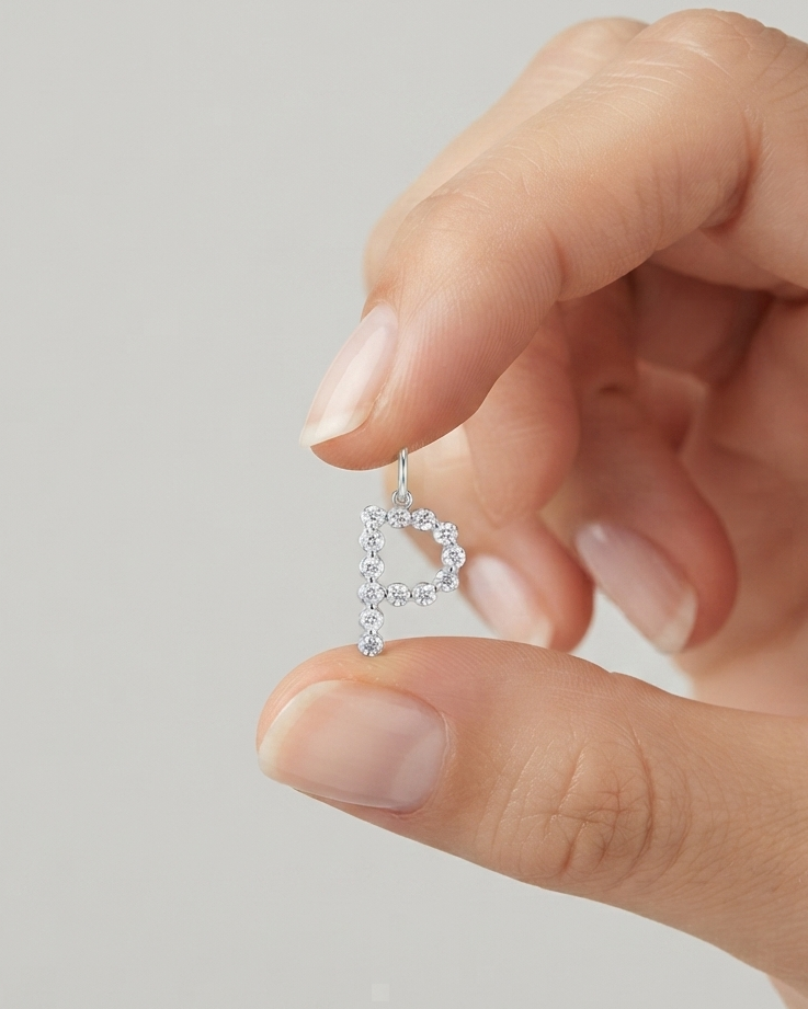 Dije Colgante de Letra "P" con Circonitas en Tono Plateado