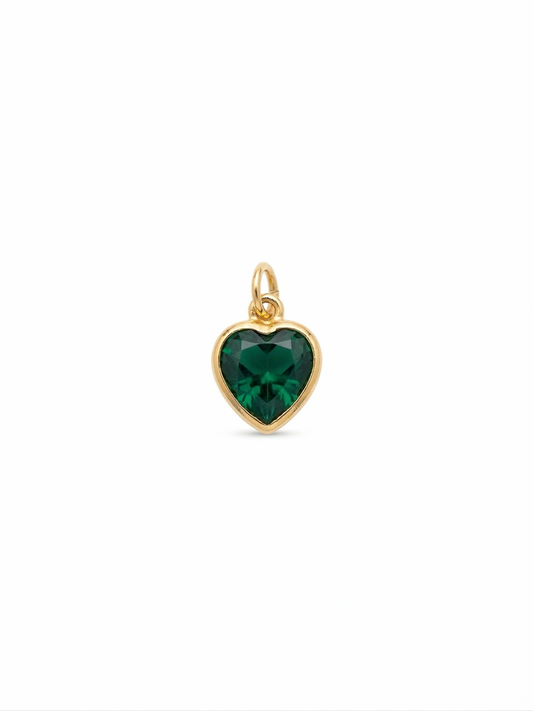 Dije de corazón dorado con cristal color esmeralda