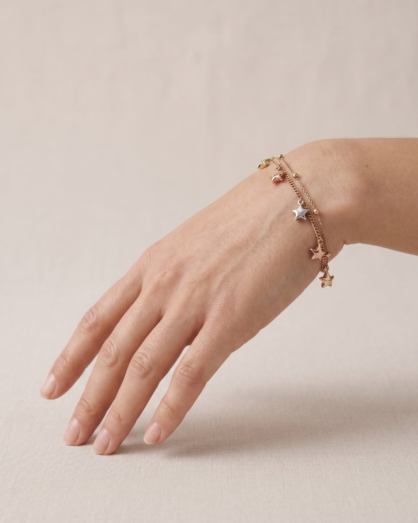 Pulsera de doble cadena con estrellas tricolor en oro 10K