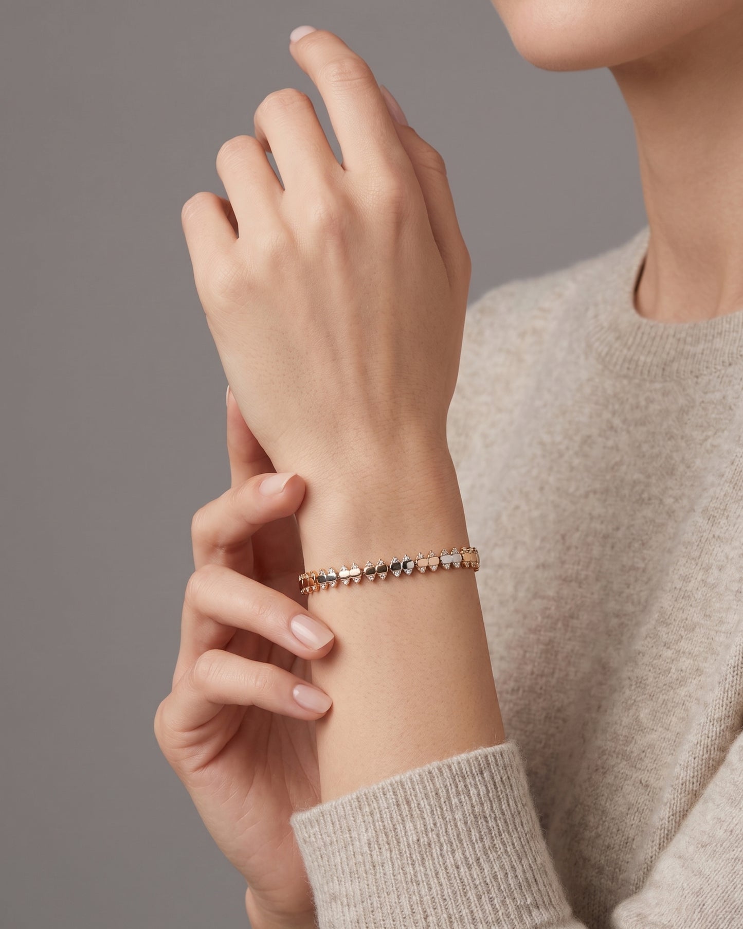 Pulsera articulada tricolor con detalles de circonias en oro 10K