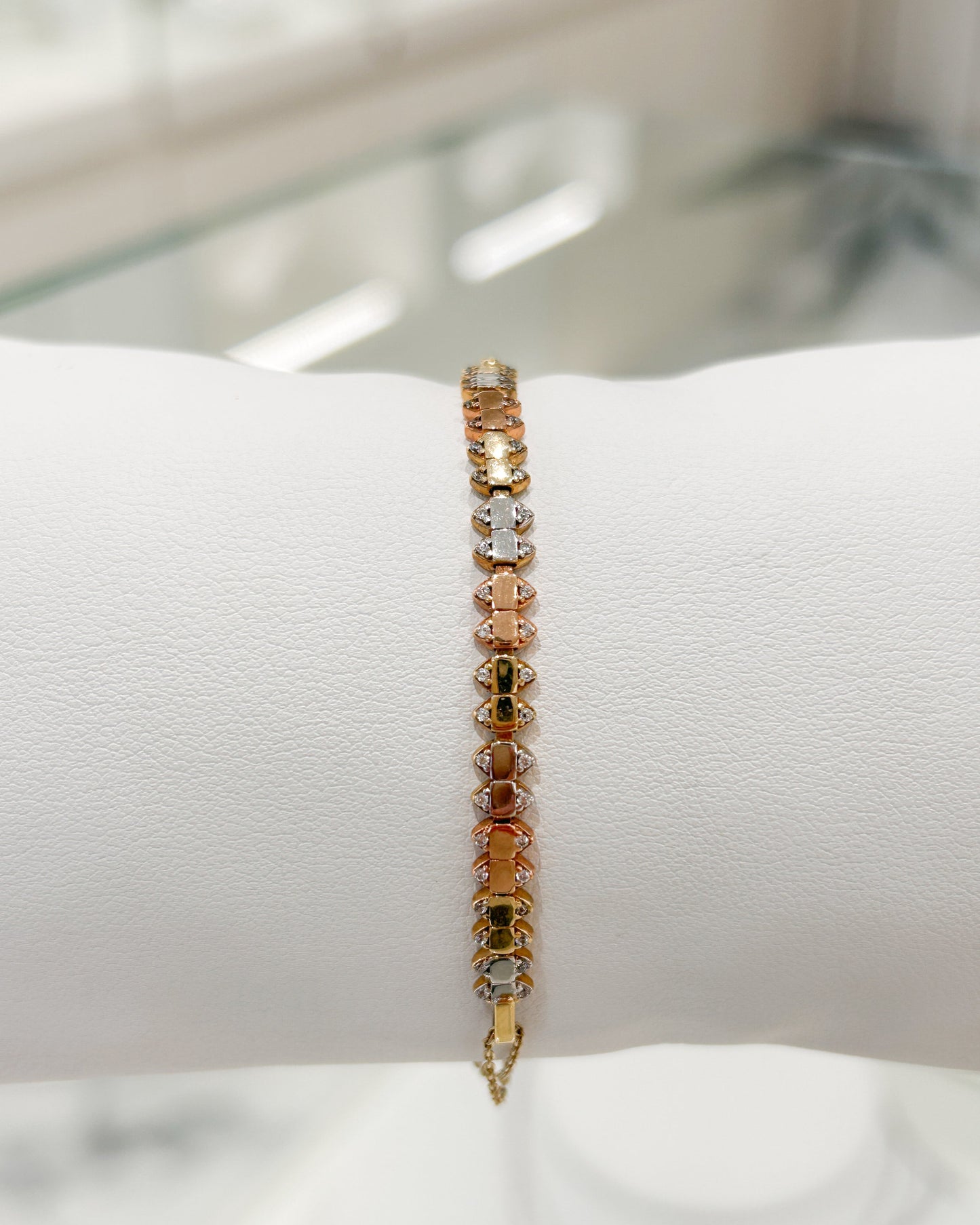 Pulsera articulada tricolor con detalles de circonias en oro 10K