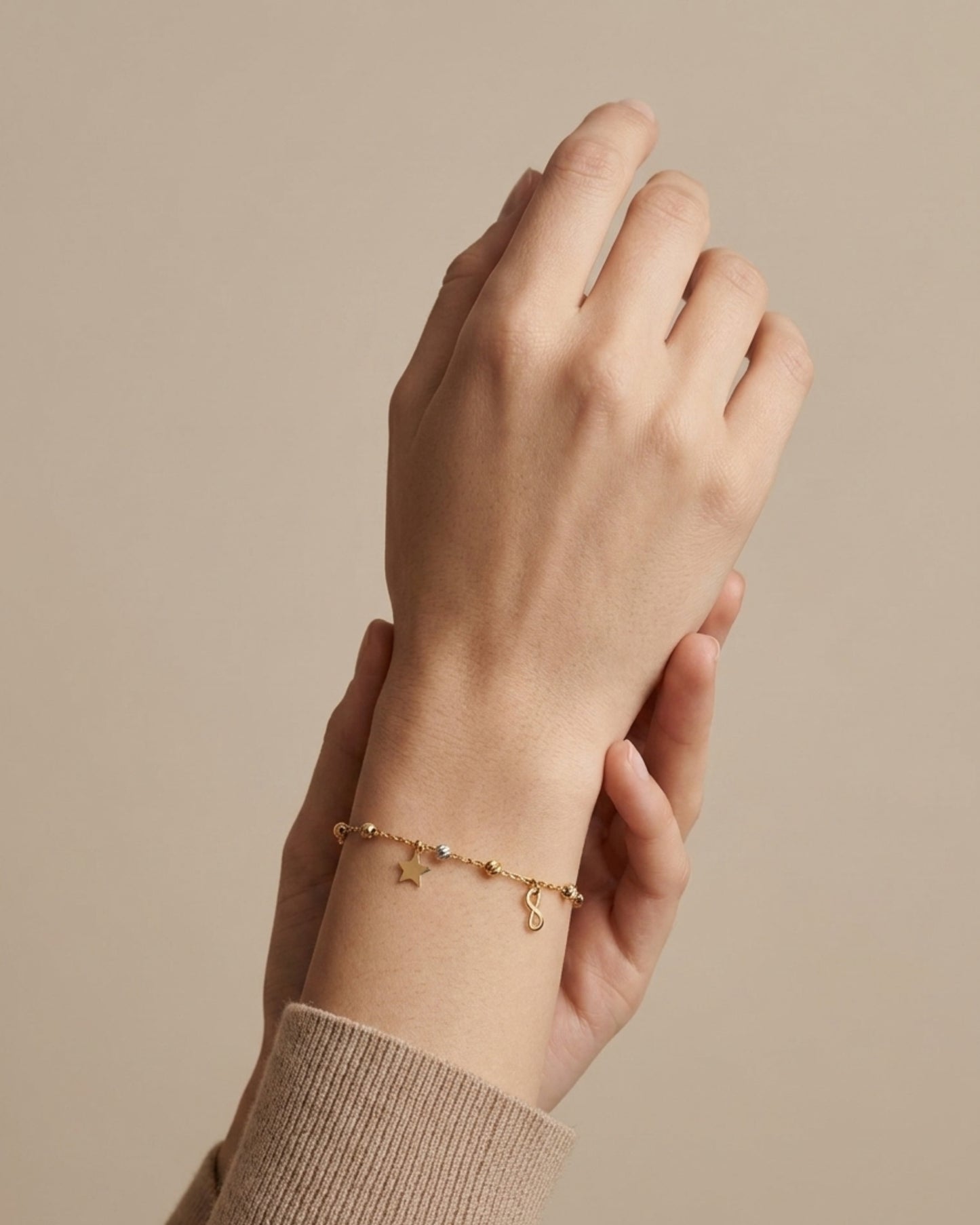 Pulsera de cadena fina con estrella, infinito y esferas en oro 10K