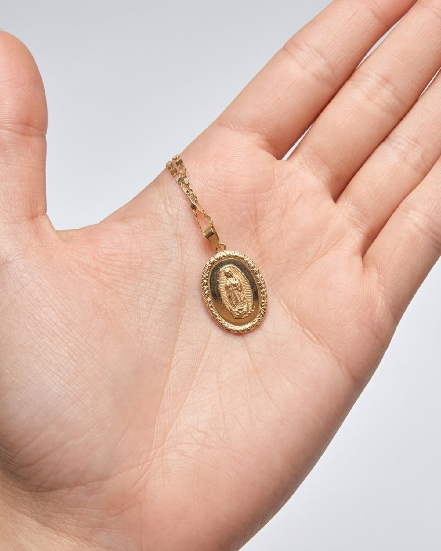 Dije Virgen de Guadalupe Oval en Oro de 10K