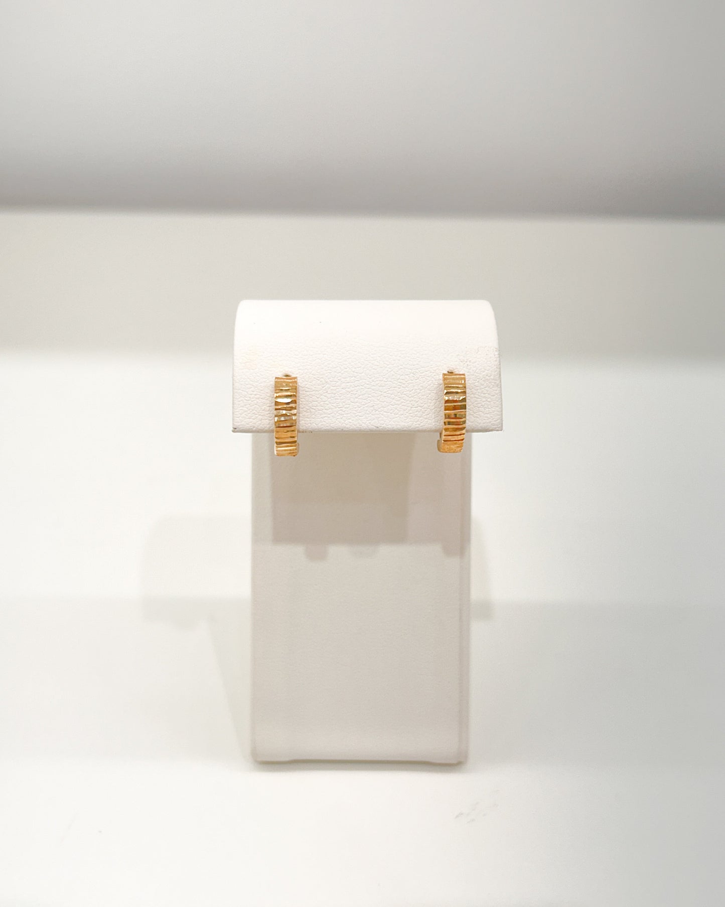 Huggies Minimalistas en Oro 14K