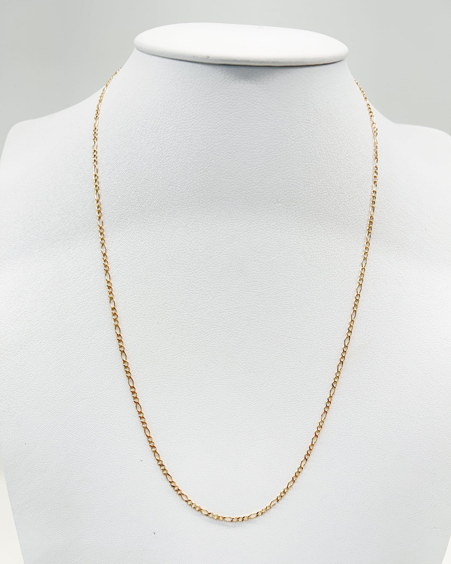 Cadena Cartier de diseño lineal y estética minimalista en oro 10K