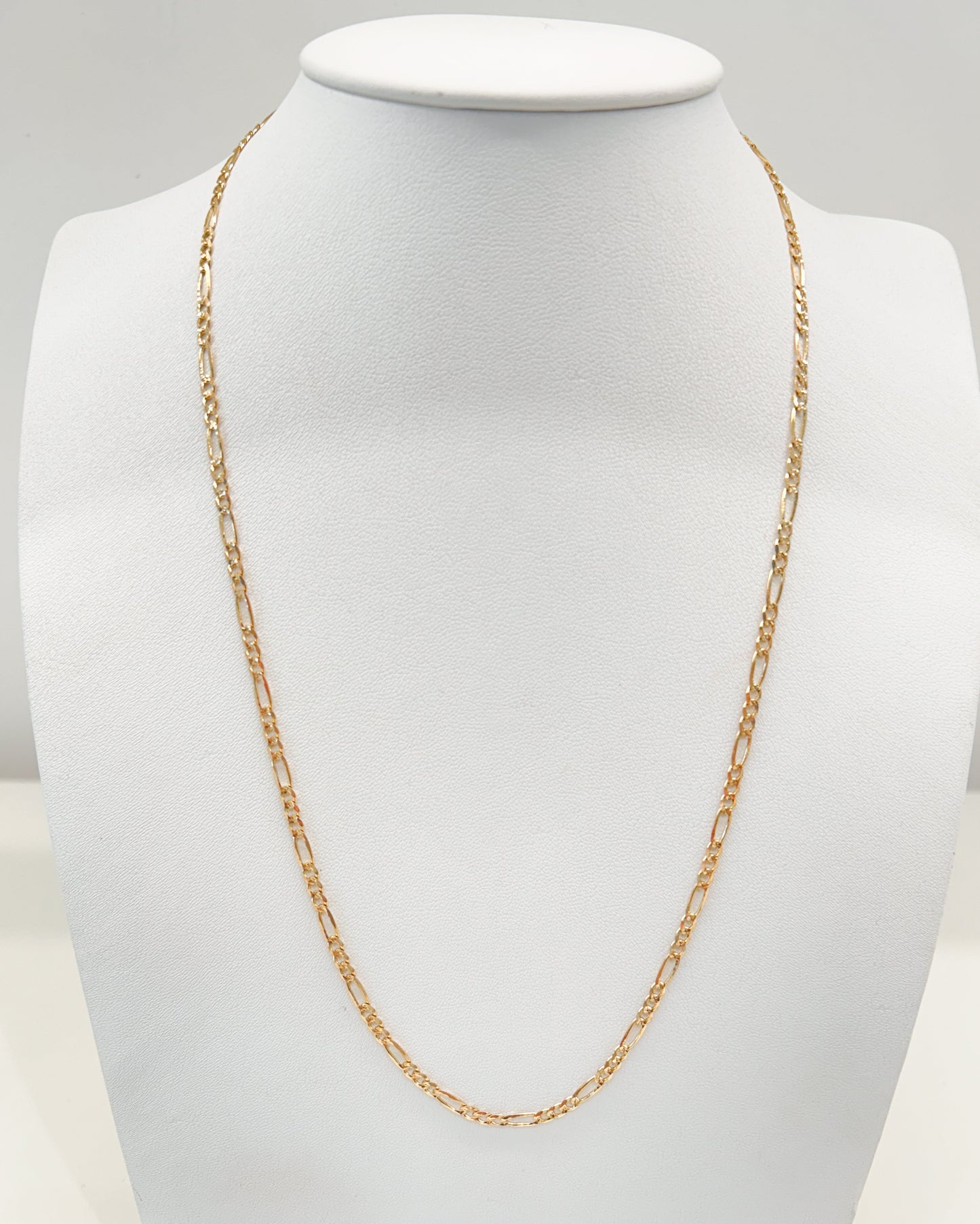 Cadena Figaro de eslabones rítmicos y elegancia atemporal en oro 14K
