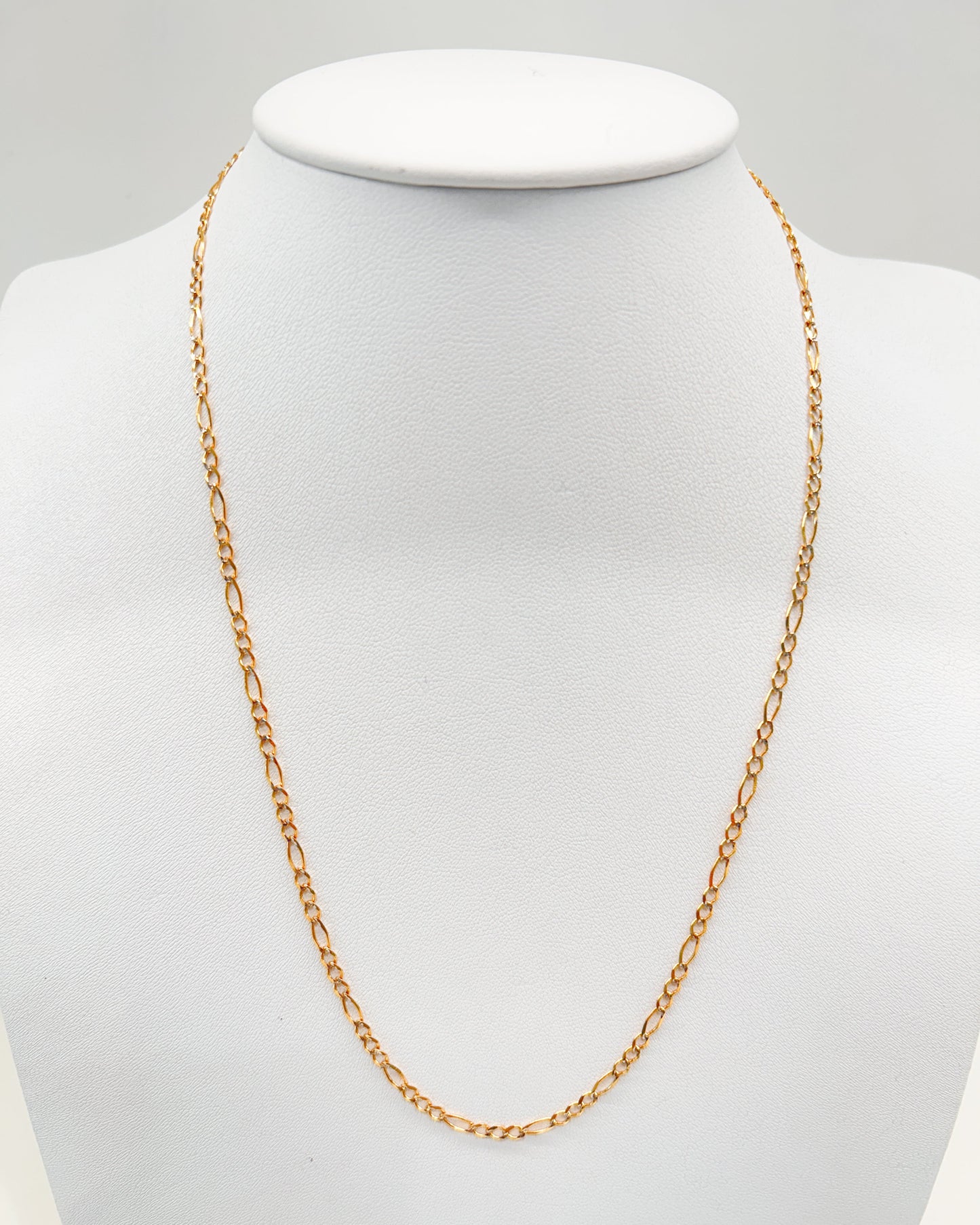 Cadena Cartier de eslabones estilizados y brillo lineal en oro 10K