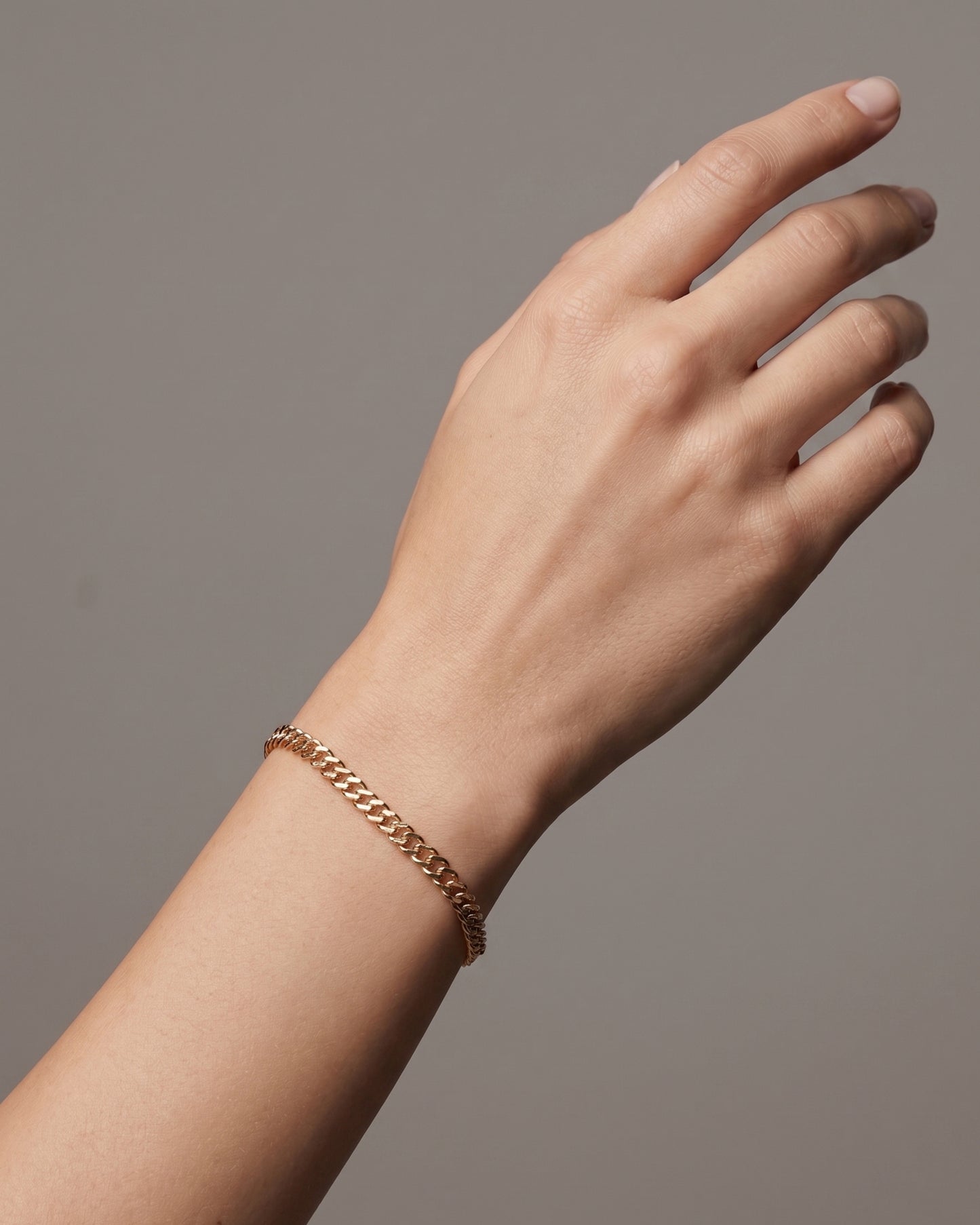 Pulsera de eslabón plano entrelazado en oro 10K