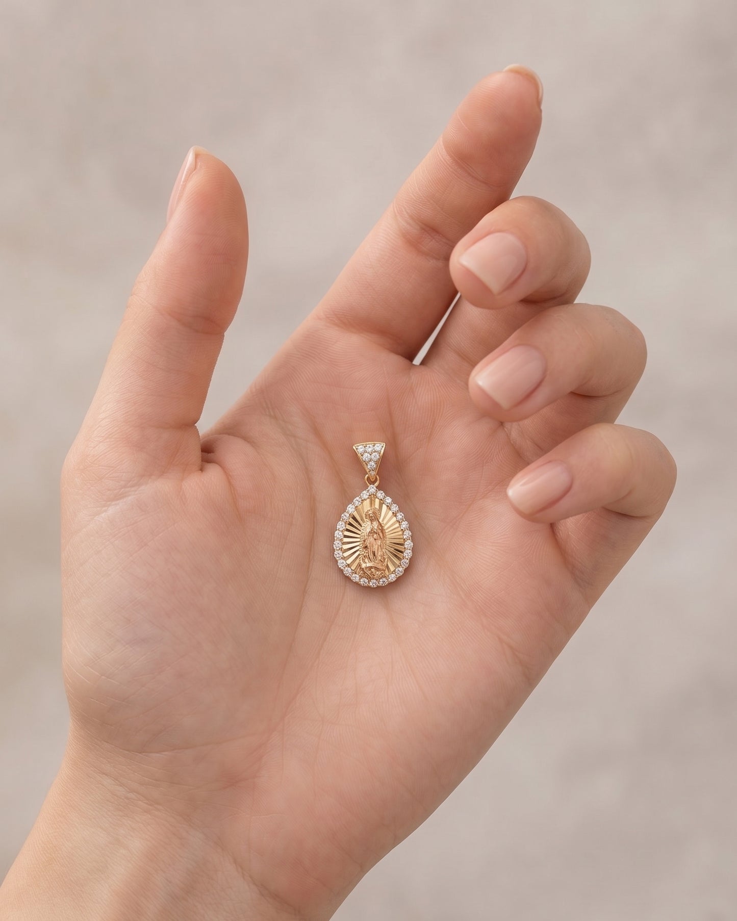 Dije Virgen de Guadalupe Silueta Gota en Oro 10K con Circonias