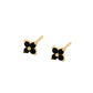 Aretes delicados dorados en color negro con forma de flor. Joyería de chapa de oro.