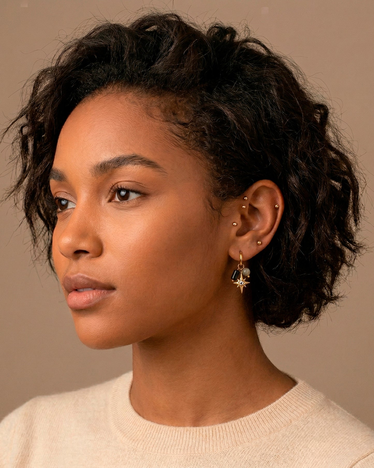 Aretes dorados boho estilo arracada con dije de estrella y cuentas negras mate