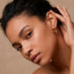 Aretes dorados estilo arracada con colgantes cafes