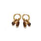 Aretes dorados estilo arracada con colgantes cafes