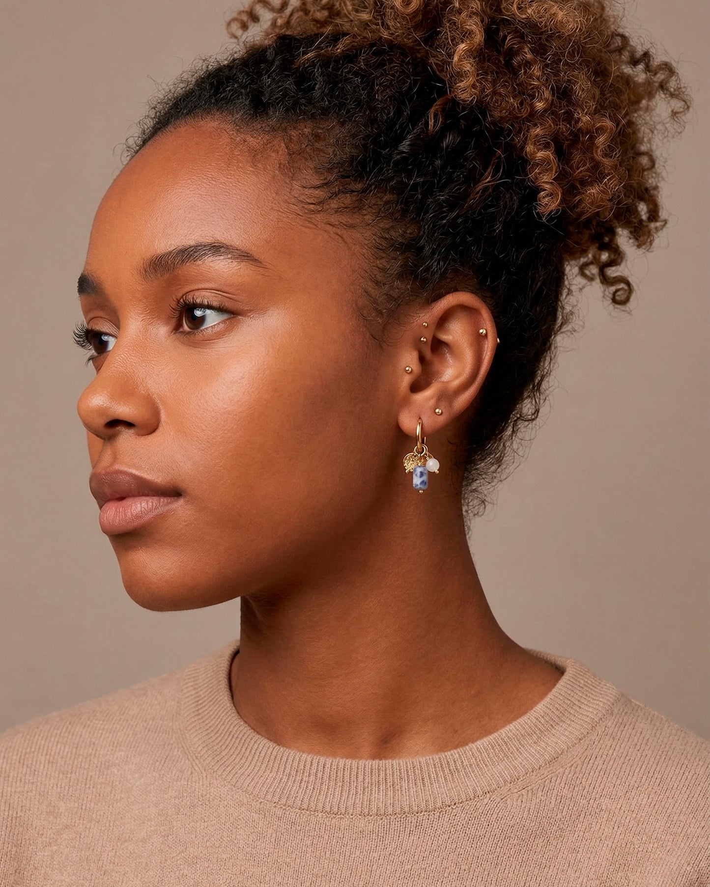 Aretes dorados estilo arracada con colgantes de colores pasteles