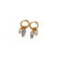 Aretes dorados estilo arracada con colgantes de colores pasteles