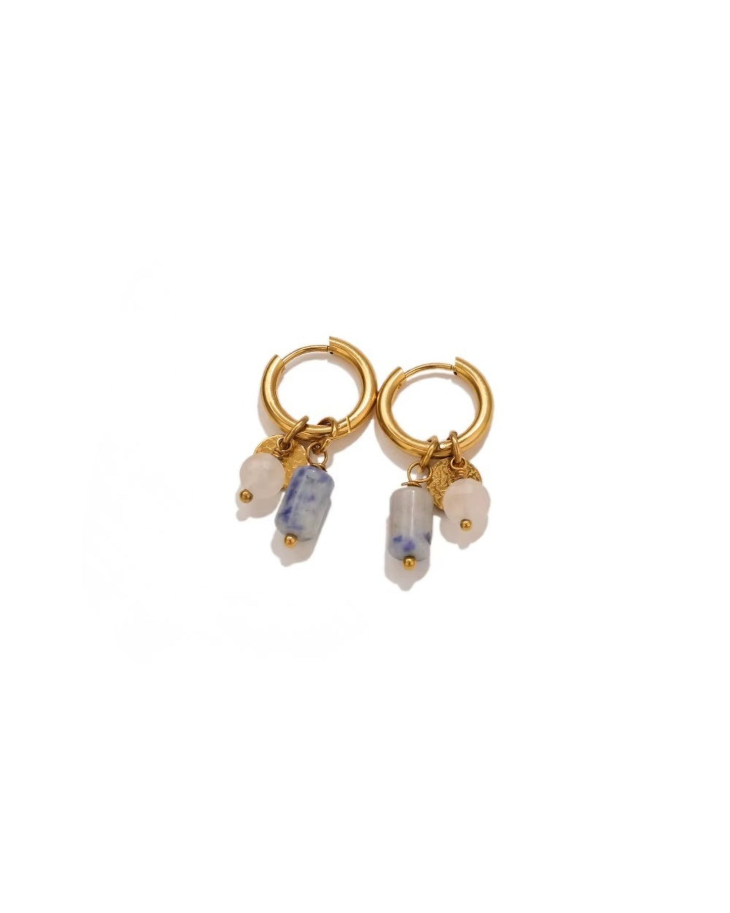 Aretes dorados estilo arracada con colgantes de colores pasteles