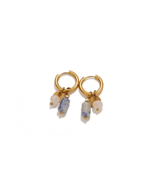 Aretes dorados estilo arracada con colgantes de colores pasteles