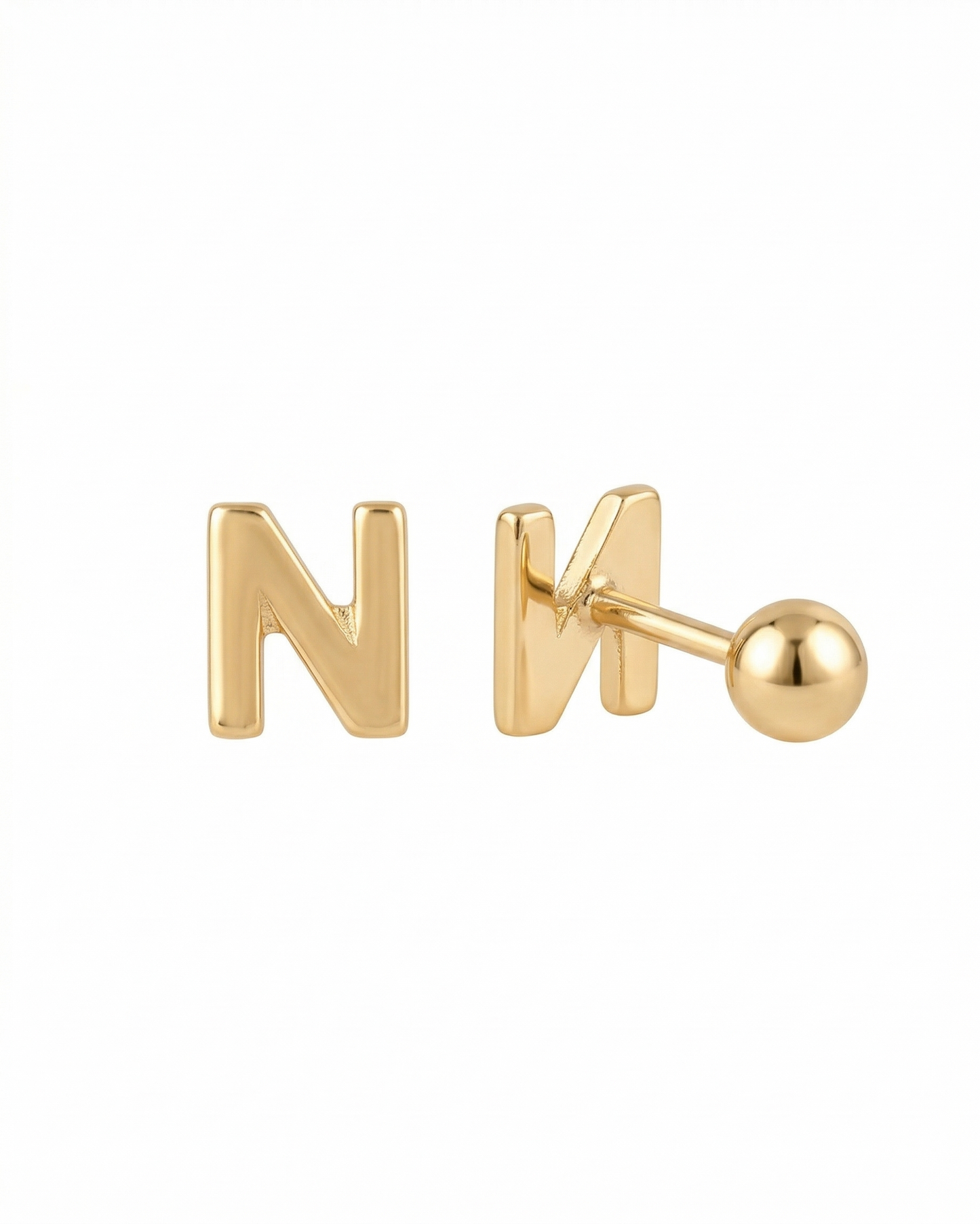 Arete tipo broquel de inicial "N" miniatura en oro 10k